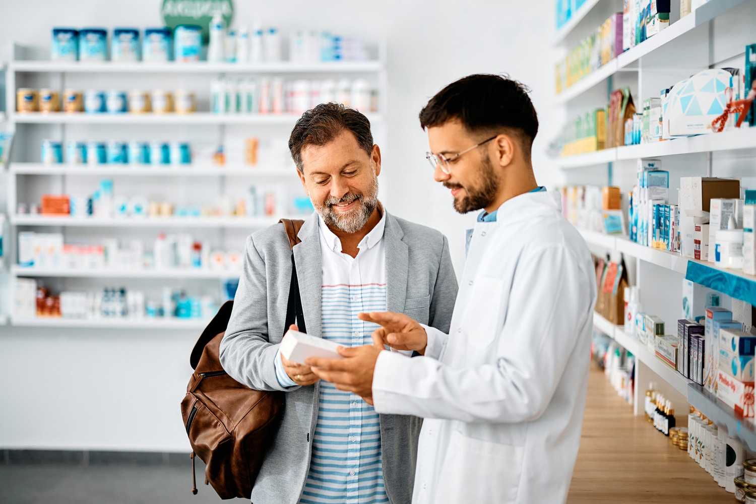 pharmacist_with_patient